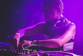 Lets party! Partypeople feiern auf den Afterwiesnpartys - Munich Nightlife Party Guide